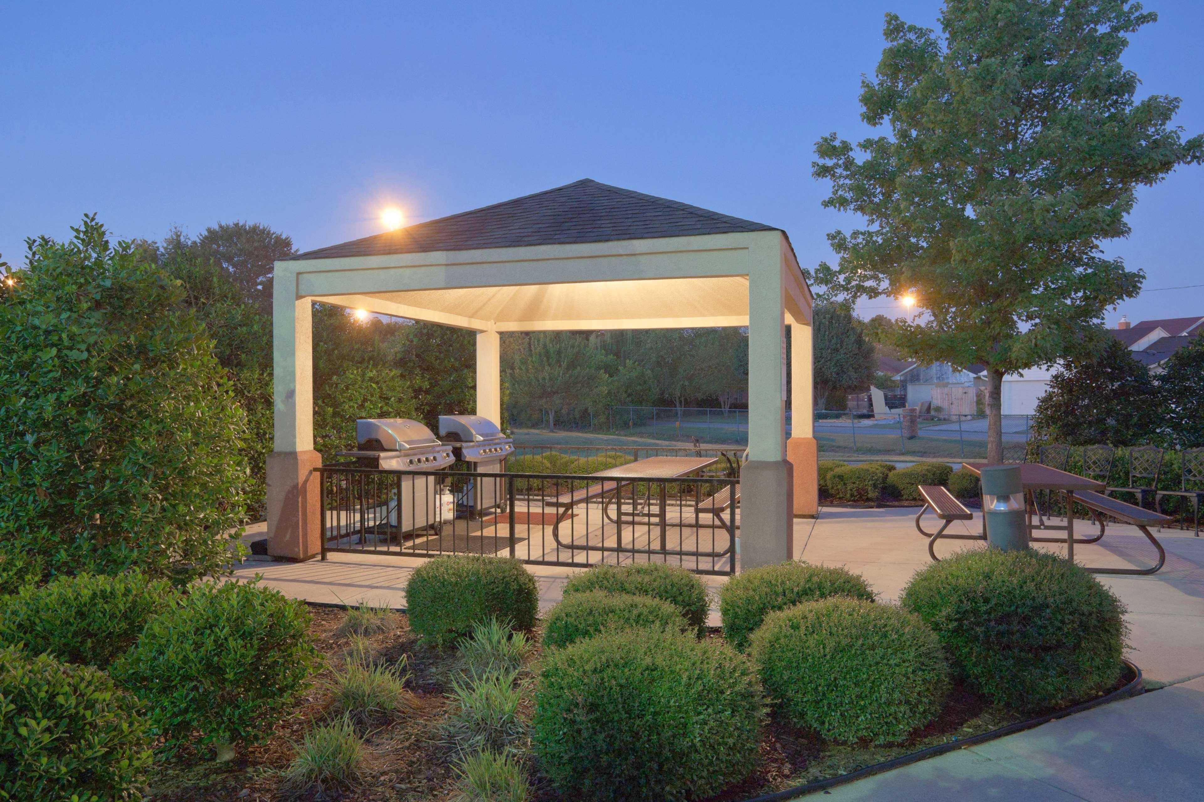 Sonesta Simply Suites Huntsville Research Park Екстериор снимка