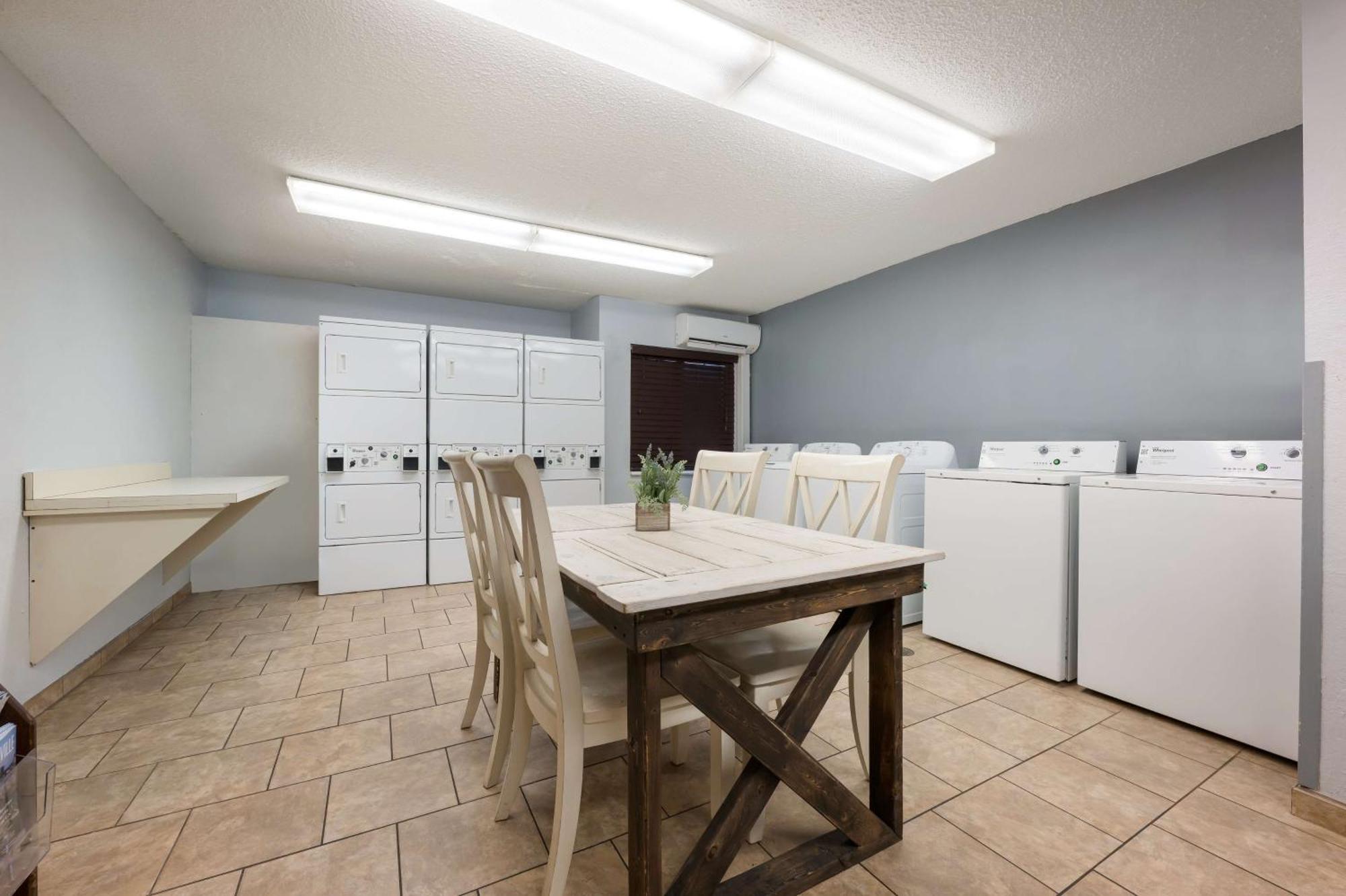 Sonesta Simply Suites Huntsville Research Park Екстериор снимка